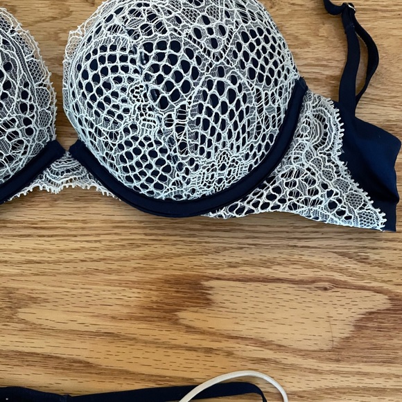 VS lingerie set. Bra 34b and panties XS - Picture 2 of 3